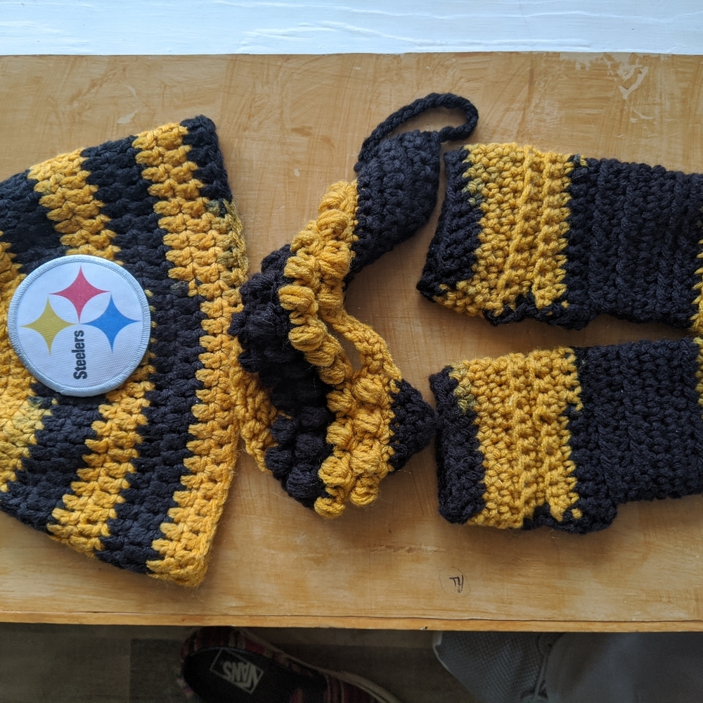 COPY - Pittsburgh Steelers hand-knitted gloves an…